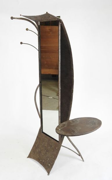Ensemble comprenant un miroir et quatre fauteuils...