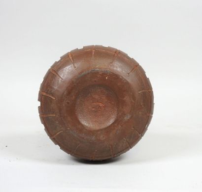 École XXe.
Vase à long col en céramique marron...