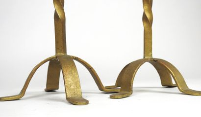 Paire de bougeoirs en fer forgé laqué doré...