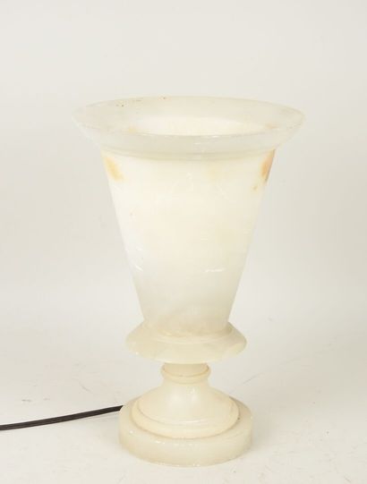 Lampe en albâtre de forme conique sur pied.
Travail...