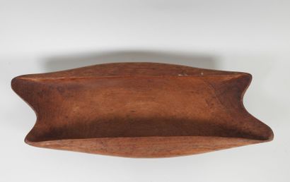 Corbeille de forme libre en bois sculpté.
9...