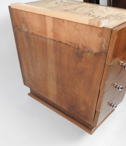 Bureau en bois et placage de forme légèrement...