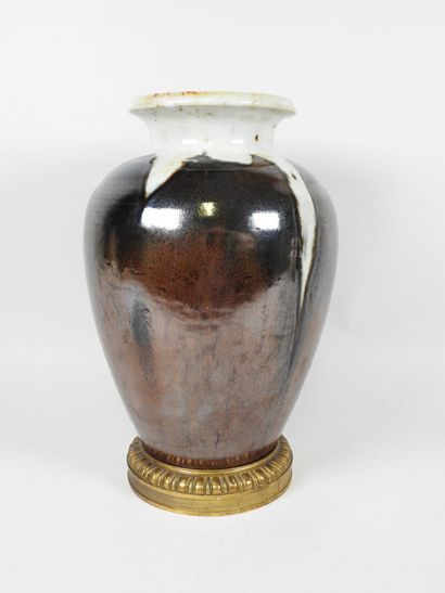 École début XXe.
Important vase en grès à...