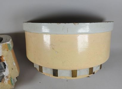 Paire de jardinières en plâtre peint crème,...