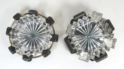Deux cendriers en verre taillé dont un circulaire...