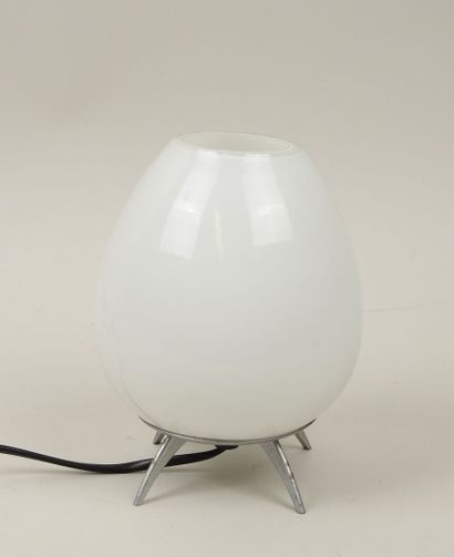 Lampe fusée en verre teinté blanc reposant...