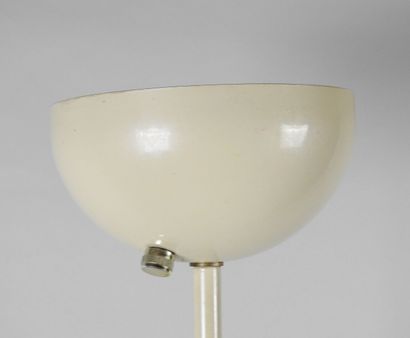 Lampadaire en métal laqué crème sur pied...