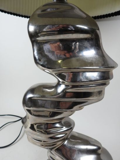 Lampe en métal chromé de forme libre figurant...