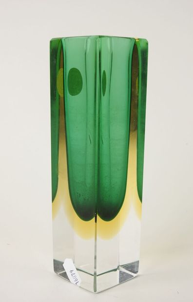 MURANO, XXe.
Vase rectangulaire modèle 