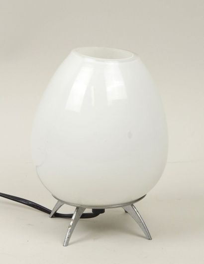 Lampe fusée en verre teinté blanc reposant...
