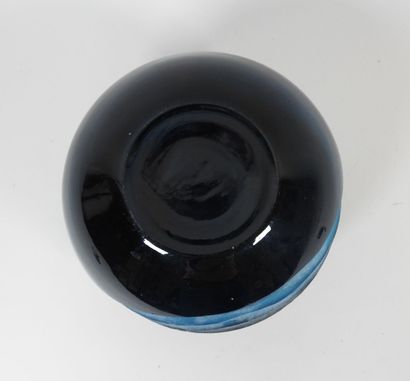 Vase boule en verre teinté bleu à décor gravé...