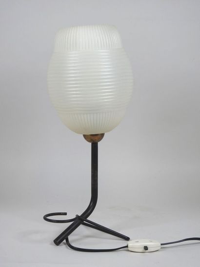 Lampe à l'abat jour en plastique et le pied...