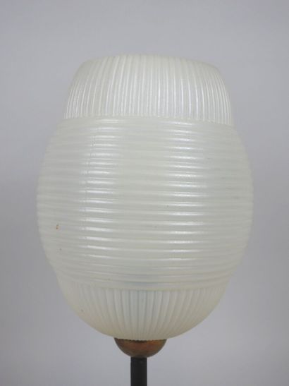 Lampe à l'abat jour en plastique et le pied...