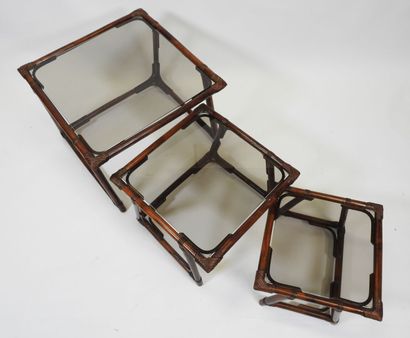 Série de trois tables gigognes en bambou...