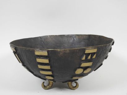 Coupe en bronze à décor en relief de motifs...