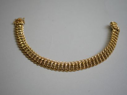 Gold American curb chain, 19 cm.
C 16.35...