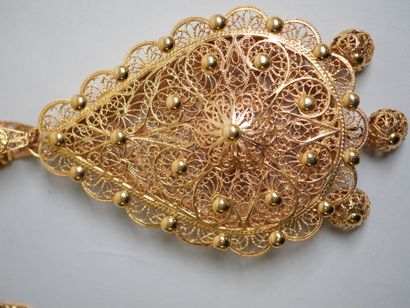 Gold lot:
Sautoir filigree 268 cm, meskia...