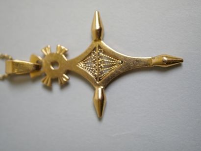 Gold lot: 
Necklace 54 cm, cross.
AC 8.64...