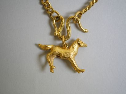 Gold lot: 
Curb chain 52 cm, horse pendant....