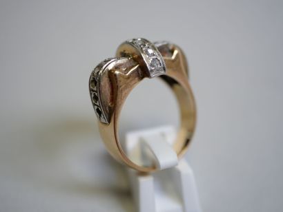 Gold ring with stones** TDD 53.
AC 6.60 g....