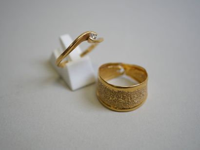 Gold lot: 
Wedding band and diamond ring...