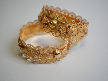 2 gold bracelets.
C 77.27 g.