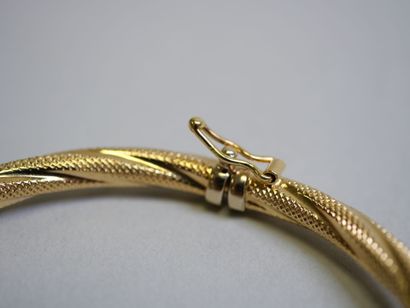 Chased articulated rigid gold bracelet.
C...