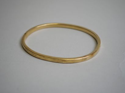 Articulated gold bracelet with motif.
AC...