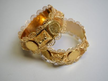 2 gold bracelets, worked parts.
C 119.50...