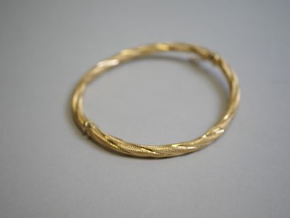 Chased articulated rigid gold bracelet.
C...