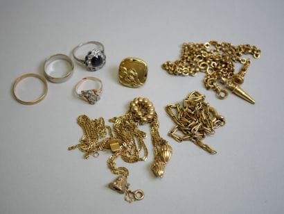 Gold debris.
A metal reliquary is attached.
56,69...