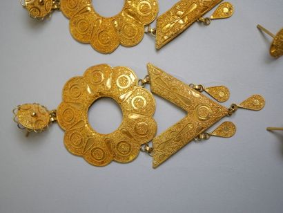 Gold lot: 
Necklace, 2 pairs of earrings.
AC...