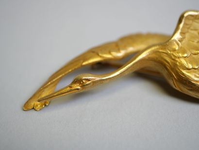 Gold brooch featuring a bird.
C 15.38 g.