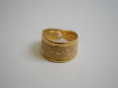 Gold lot: 
Wedding band and diamond ring...