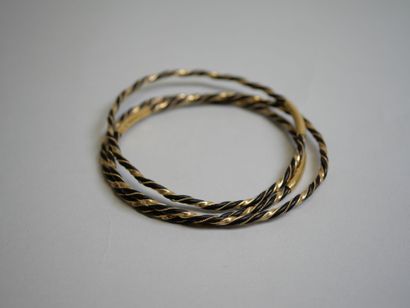 3 gold and elephant hair bracelets.
6,94...