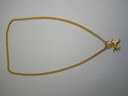 Gold lot: 
Curb chain 52 cm, horse pendant....