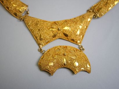 Gold lot: 
Necklace, 2 pairs of earrings.
AC...