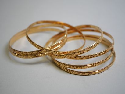 7 chased gold bracelets.
C 78.75 g.