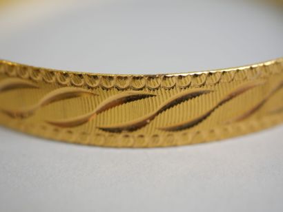 Chased gold bracelet.
AC 21.25 g.