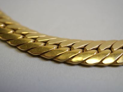 Gold necklace, stamped links, 43 cm drop.
C...