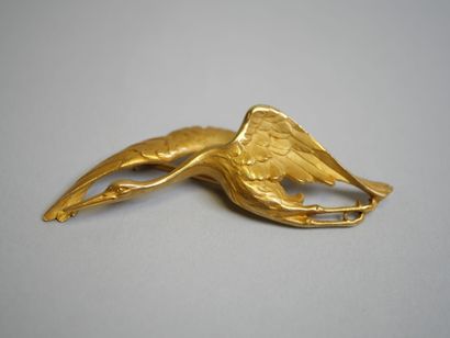 Gold brooch featuring a bird.
C 15.38 g.