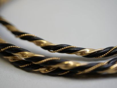 3 gold and elephant hair bracelets.
6,94...