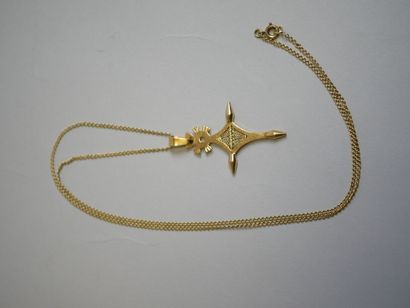 Gold lot: 
Necklace 54 cm, cross.
AC 8.64...
