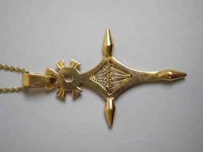 Gold lot: 
Necklace 54 cm, cross.
AC 8.64...