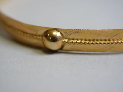 Deformed chased gold bracelet.
AC 7.70 g...