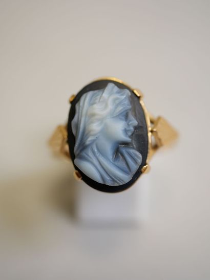 Gold cameo ring TDD 52.
C 2.79 g.