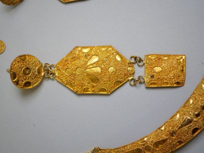 Gold lot: 
Necklace, 2 pairs of earrings.
AC...