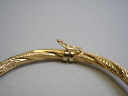 Chased articulated rigid gold bracelet.
C...