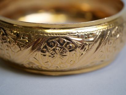 Chased gold bracelet.
C 32.86 g.