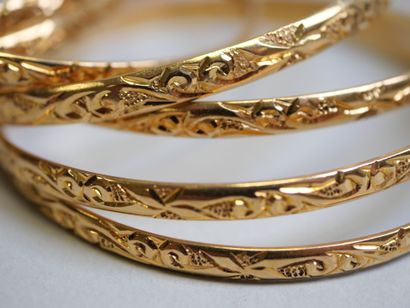 7 chased gold bracelets.
C 78.75 g.
